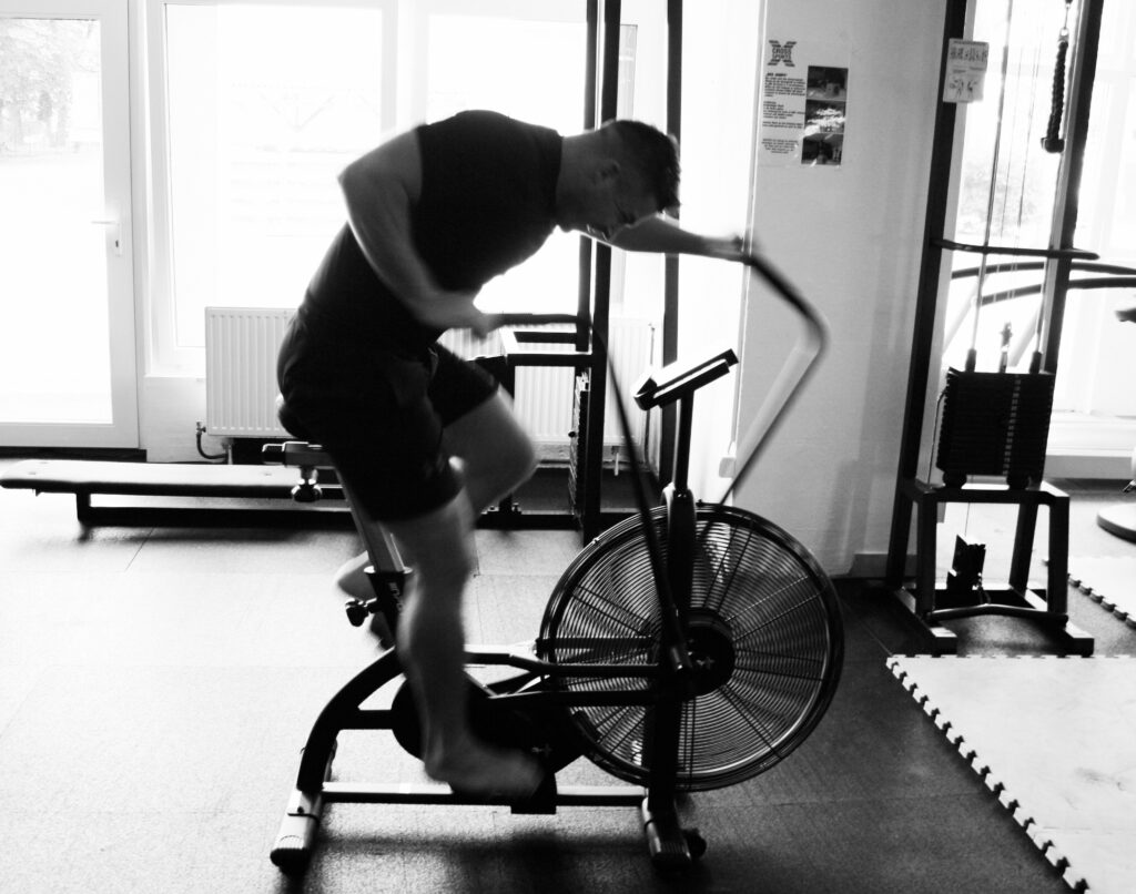 Kampfsportler beim Training auf einem Air Bike